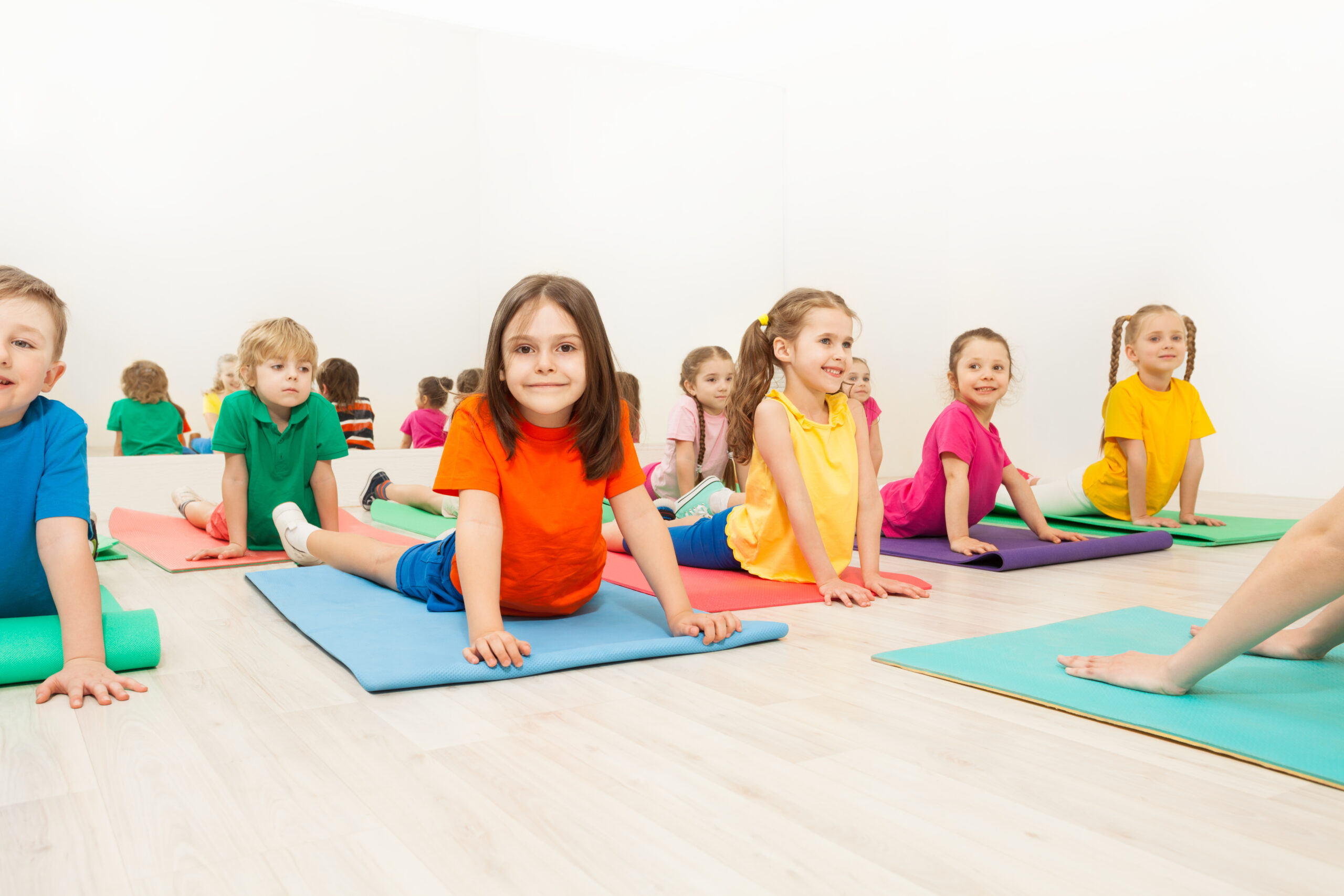 kinder in einem yoga-kurs