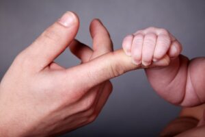 Säugling greift einen Finger