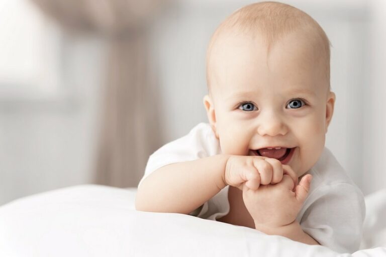 kind macht babyzeichensprache