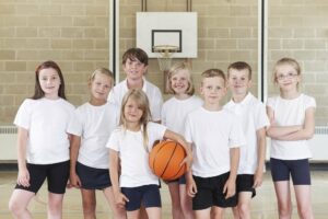 kinder bilden ein basketballteam