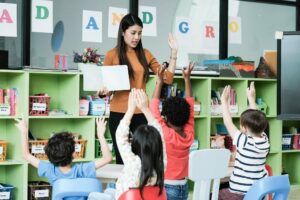 Kindergärtnerin bringt Kindern zweite Sprache bei