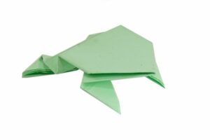 einen frosch aus papier mit kindern basteln