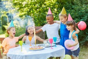 Kinder feiern eine Geburtstagsparty mit einem Tischfeuerwerk