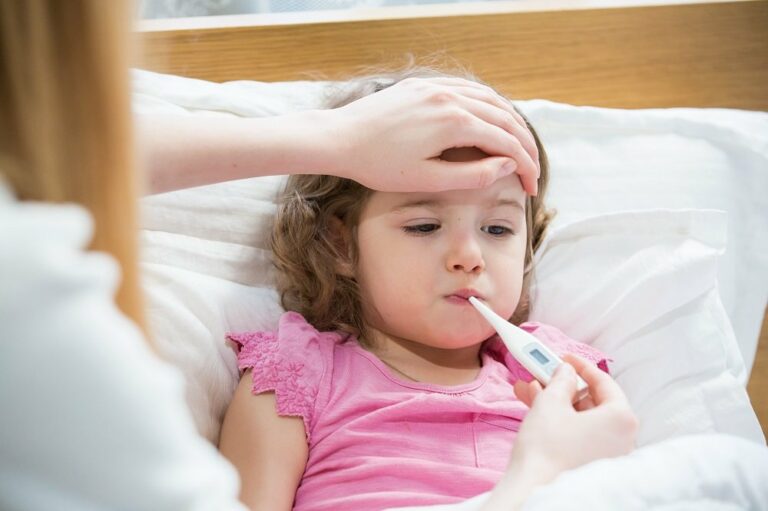 Kind mit Grippe und Fieber