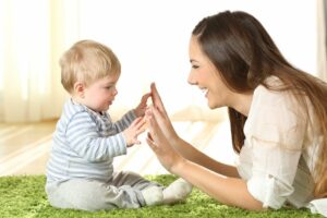 mutter lernt mit ihrem kind babyzeichensprache