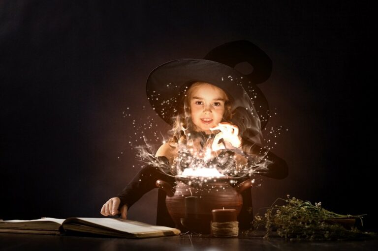 Kind als Hexe vor einem Zauberkessel