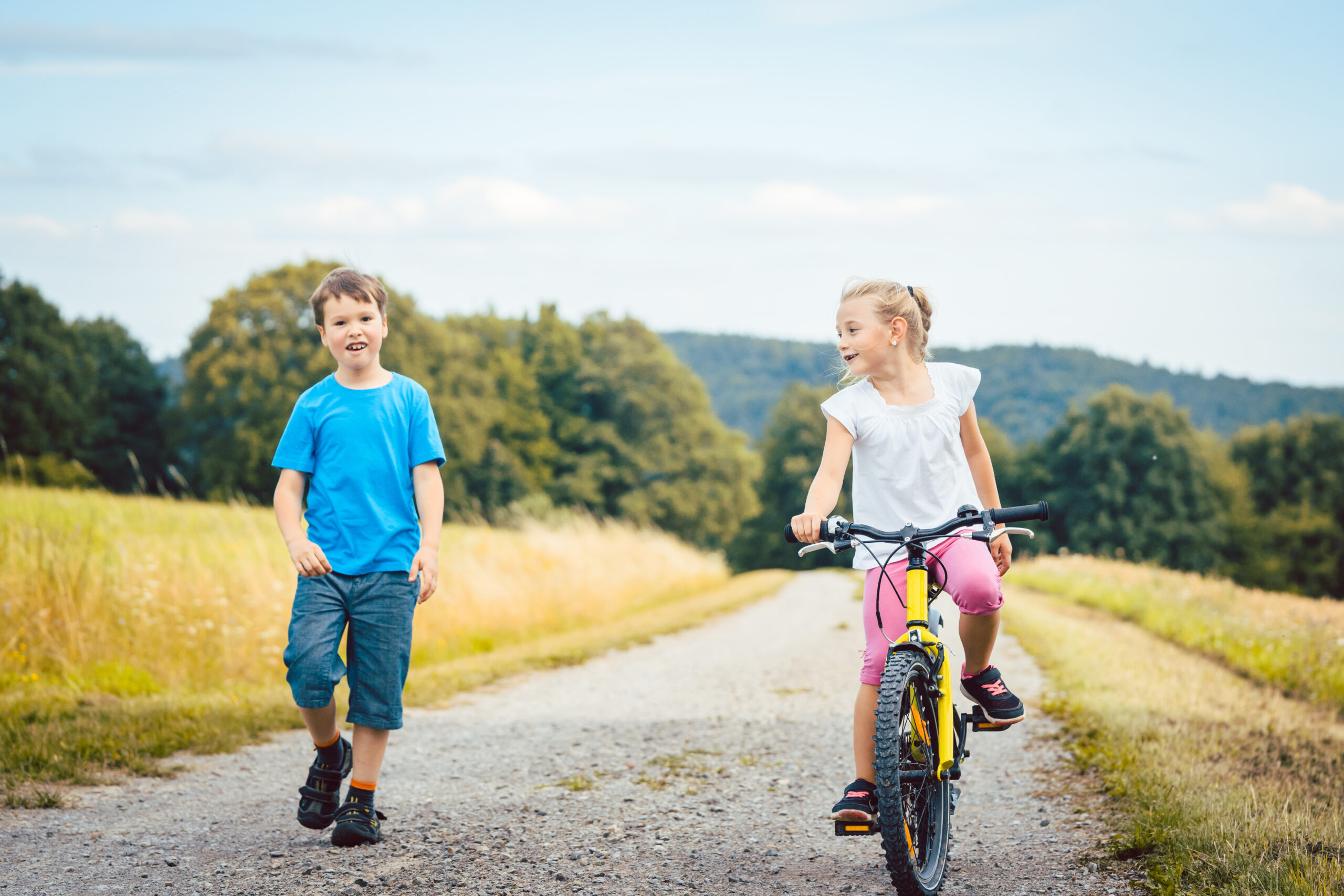 Kinder beim Ausflug auf Fahrrädern