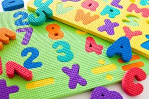 Buchstaben und Zahlen als Puzzle