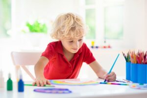 ein Junge malt ein Bild
