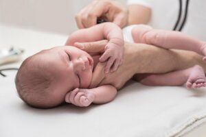 Neugeborenes beim Kinderarzt