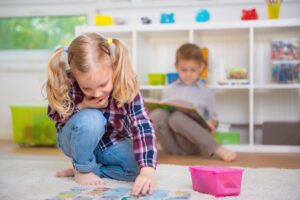 Kind lernt Konzentration mit Memory