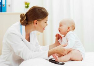 kinderaerztin untersucht ein baby